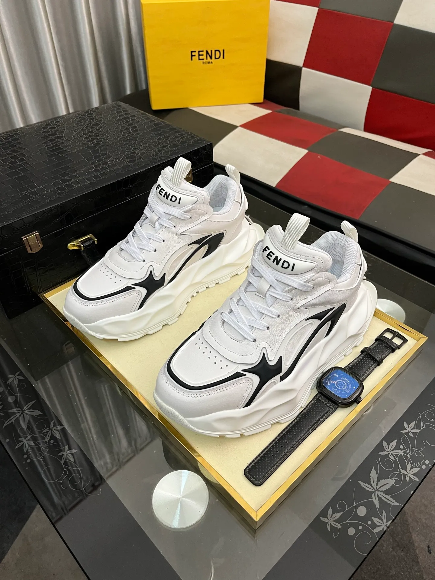 Men's Men's Shoes💰580⌚️⌚️[fendi] Fendi's classic and comfortable men's, this complex sneaker is made of soft calfskin➕genuine leather lining➕original ultra-light rubber material with rough outsole. This unique light style is suitable for the casual and refined sensibility of this season. It is comfortable and natural on the feet. It is an everyday style for casual travel in autumn and winter! 38-446️⃣colors available